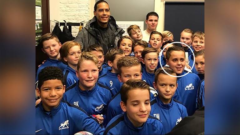 Finn en zijn elftalgenootjes konden wel met Van Dijk op de foto.