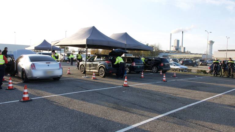 De controle is al sinds drie uur 's middags bezig (Foto: Alexander Vingerhoeds).
