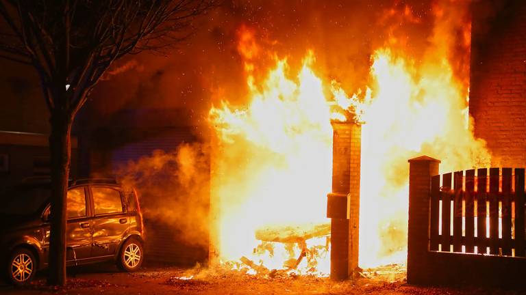 De brand bij het huis van de zus van Michiel (foto: Gabor Heeres / SQ Vision).