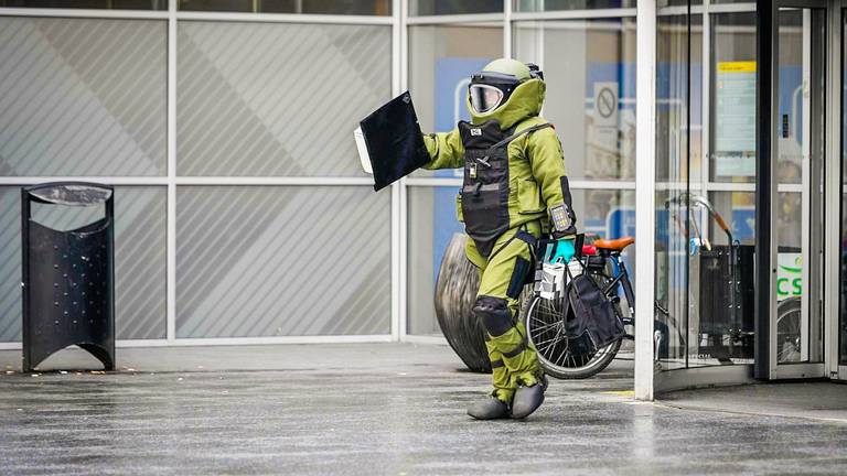 Onderzoek naar de 'handgranaat' op Eindhoven Airport (Foto: Sem van Rijssel /SQ Vision).