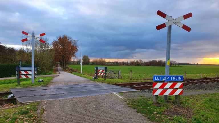 Een van de spoorwegovergangen, in Hooge Zwaluwe.