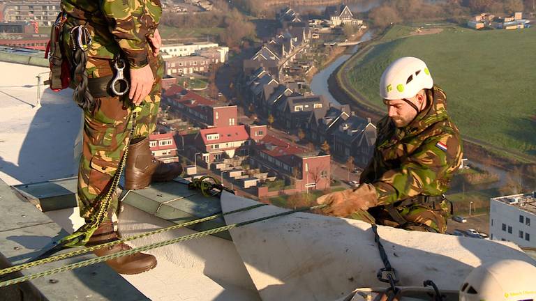 Abseilen vanaf het provinciehuis, dit is niet de militair die zijn been brak.