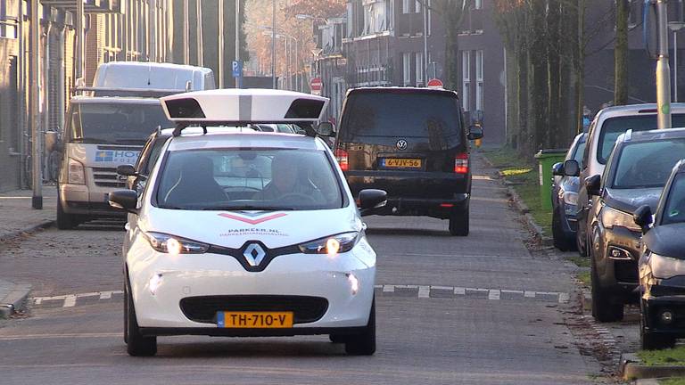 Deze scanauto zorgt sinds een jaar voor een regen aan boetes bij foutparkeerders (foto: Tom van den Oetelaar).