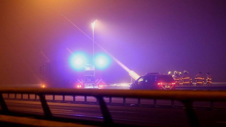 Het ongeluk op de brug bij Zaltbommel gebeurde aan het begin van de nacht. (Foto: Bart Meesters)