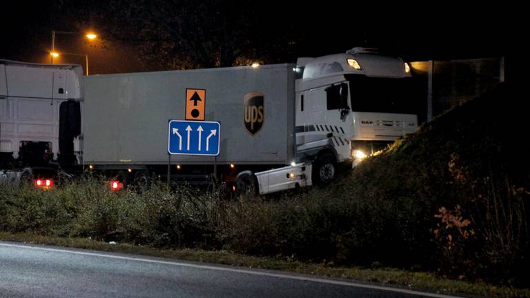 De chauffeur raakte waarschijnlijk onwel, zegt de politie. (Foto: Toby de Kort)