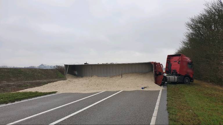 De weg ligt bezaaid met pulp. (Foto: Twitter @WIS_KeesJan)