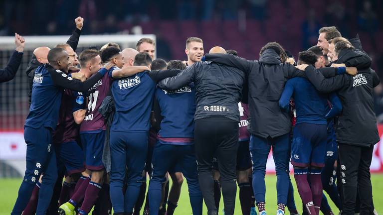 Willem II viert feest na de overwinning op Ajax. (Foto: Hollandse Hoogte)