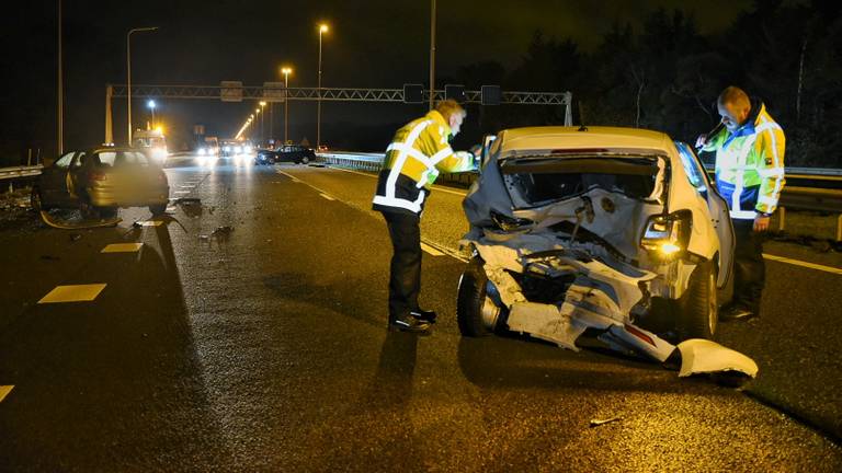 Onderzocht wordt hoe het ongeluk op de A58 bij Oirschot kon gebeuren. (Foto: Toby de Kort)