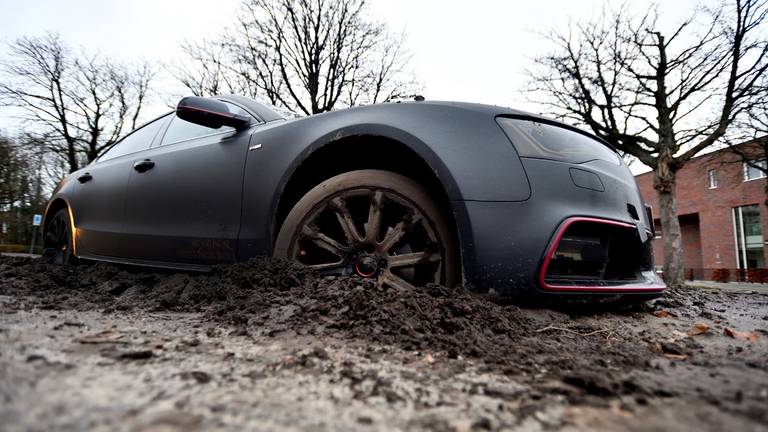 De Audi stond muurvast. (Foto: Erald van der Aa)