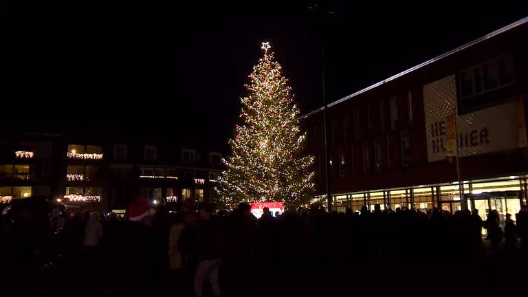 De lichtjes van de grote boom in Kaatsheuvel zijn aan.