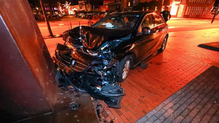 De auto kwam tot stilstand tegen een kunstwerk. (Foto: Sem van Rijssel / SQ Vision)