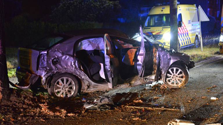 Bestuurder zwaargewond na botsing tegen een boom in Zundert. ( Foto: Perry Roovers  SQ Vision Mediaproducties)