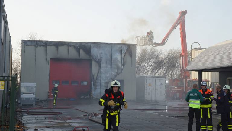 De brandweer is aan het blussen met een hoogwerker. (Foto: FPMB)