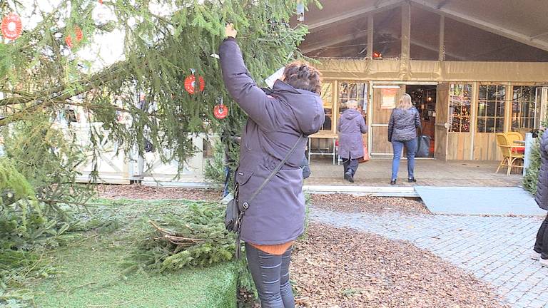 Joris' Kerstboom wordt opgetuigd.