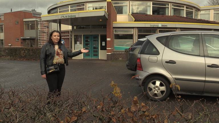 Vikky op de parkeerplaats waar haar oma Herma werd aangereden.