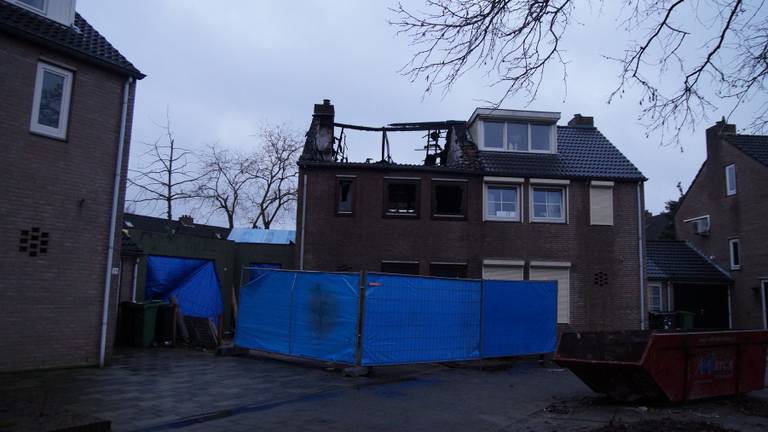 Bij daglicht is goed te zien hoe de vlammen hebben huis gehouden (foto: Erik Haverhals/Persbureau Midden Brabant).