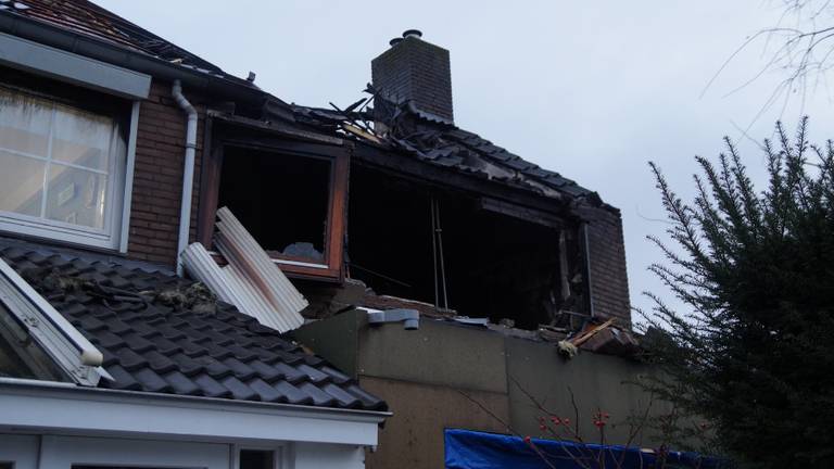 De schade aan het door brand getroffen huis was enorm (foto: Erik Haverhals/Persbureau Midden Brabant).