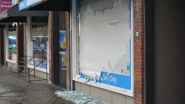 De mannen vernielden de ruit en gingen er snel met de buit vandoor. (Foto: SQ Vision)