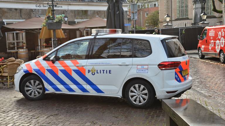 De politie heeft een deel van de Ginnekenmarkt afgezet (foto: Perry Roovers/SQ Vision).