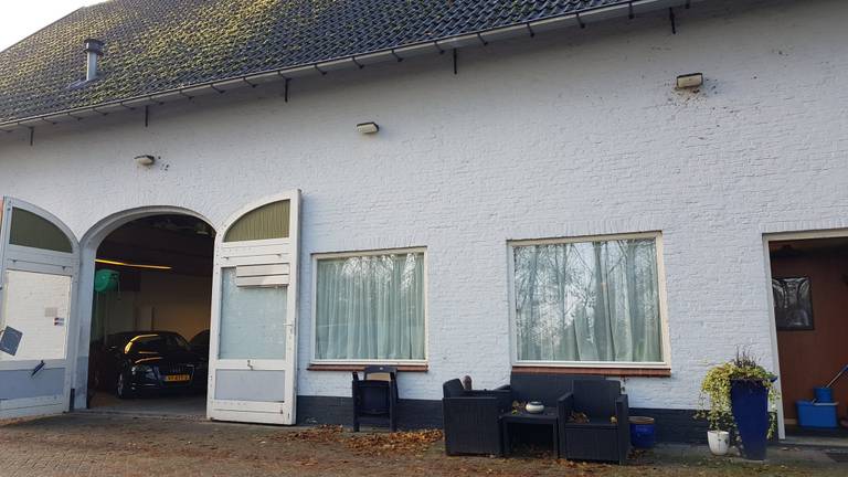 De garage waar de verkrachtingen zouden hebben plaatsgevonden. (Foto: Noel van Hooft)