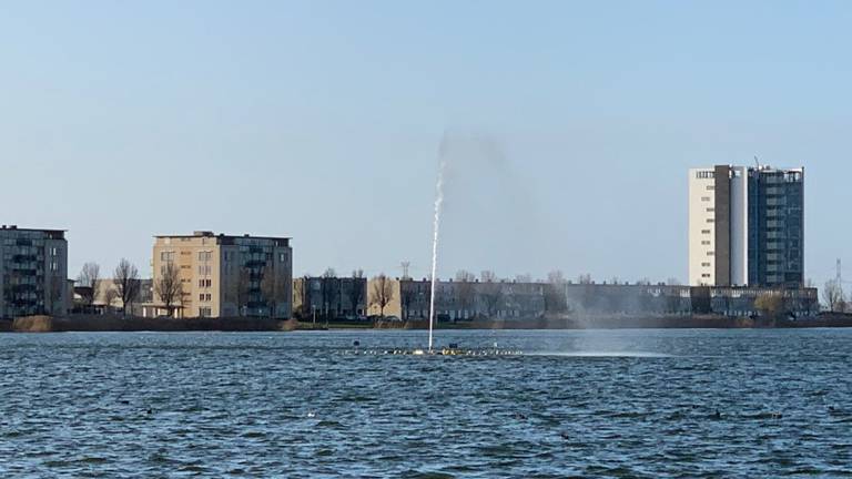 De fontein in de Binnenschelde staat weer aan. (Foto: Robert te Veele)