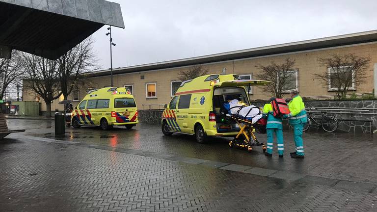 De mannen zijn eerst naar het ziekenhuis gebracht en daarna verhoord. (Foto: L1/Guus Benders)