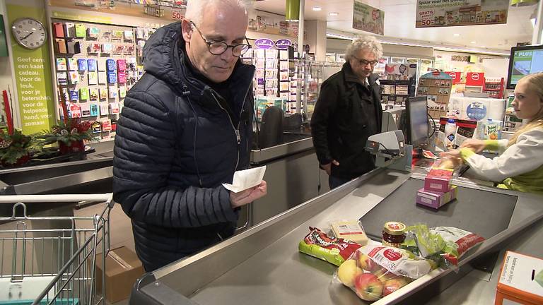 Wethouder Van Geffen bestudeert de kassabon aandachtig.