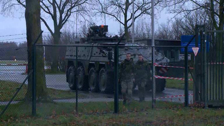 Een gepantserd voertuig bewaakt een zij-ingang (Foto: Omroep Brabant)