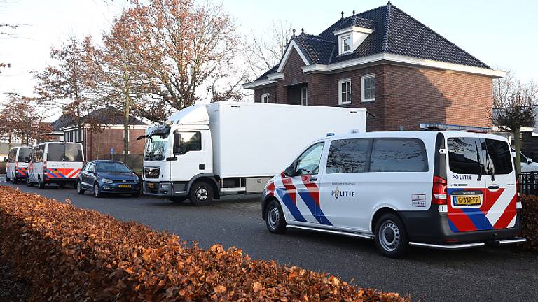 De politie haalde peperdure meubels uit het huis aan de Koolzaadweg in Oss. Foto: SQ Vision.