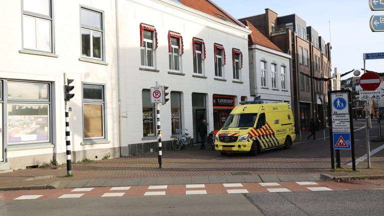 De gewonde man moest met spoed naar het ziekenhuis. (Foto: Christian Traets/ SQ Vision)