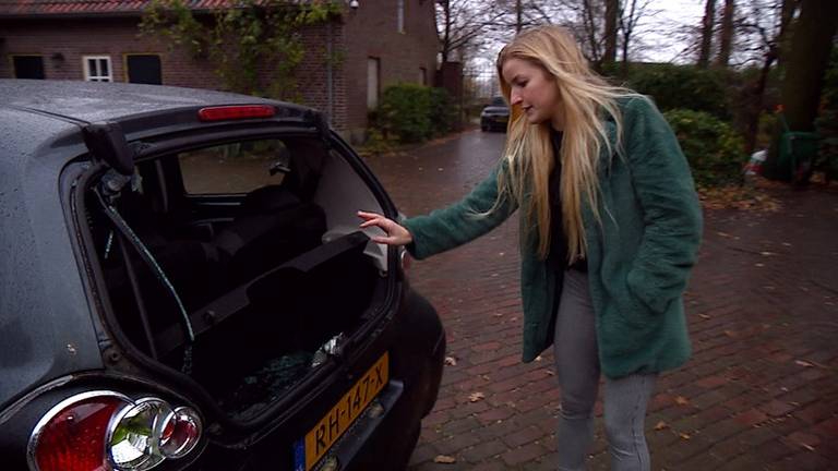 Vandalen takelden de auto van Emma ernstig toe.