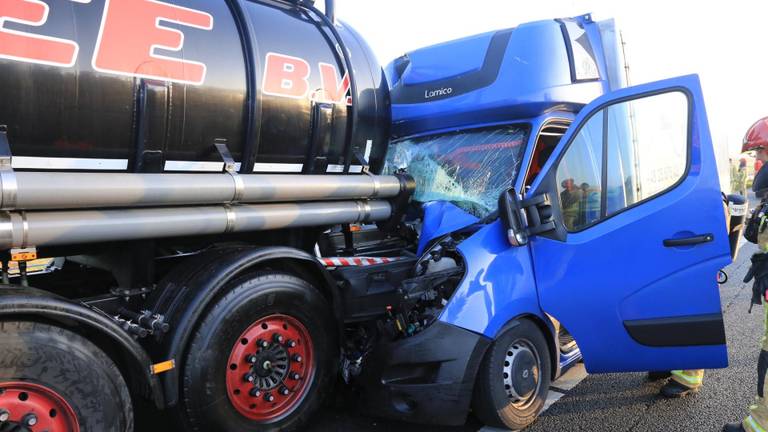 De situatie na het ongeluk op de A67 (Harrie Grijseels/SQ Vision Mediaprodukties).