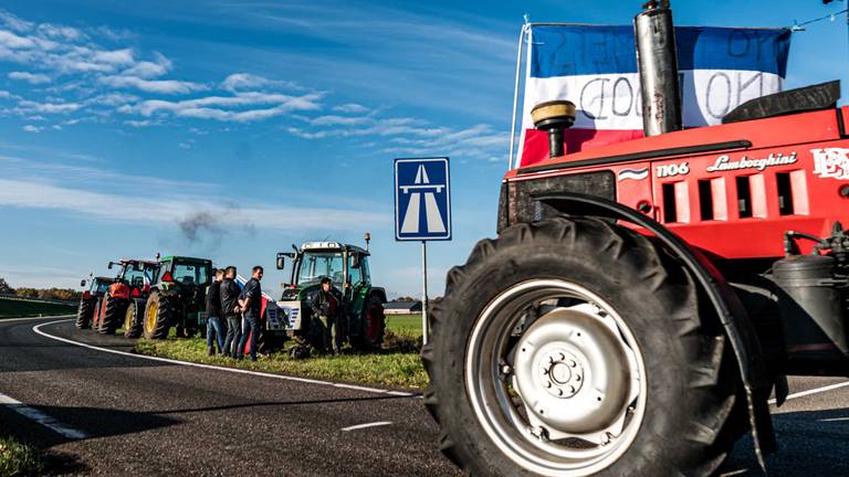 Trekkers langs A67 bij Liessel. (Foto: Rob Engelaar)