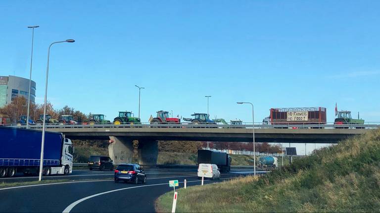 Boeren in actie bij de afslag van de A58 (Oostpoort) in Etten-Leur. (Foto: Erik Peeters)