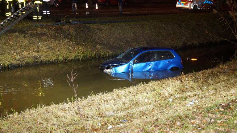 De te water geraakte auto (foto: Erik Haverhals/Foto Persbureau Midden Brabant).