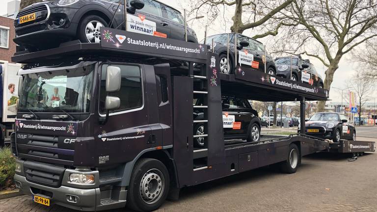 Een grote kar vol auto's trok door Breda. (foto: Raymond Merkx)