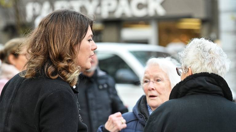 Burgemeester Vermue praat met geschrokken bewoners. (Foto: Tom van der Put/SQ Vision Mediaprodukties)