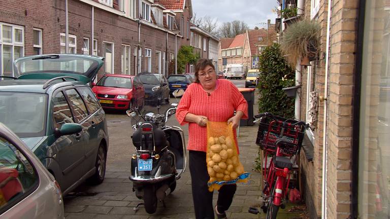Tonneke brengt de aardappelen nu rond met haar eigen auto (foto: Thomas Wustman)