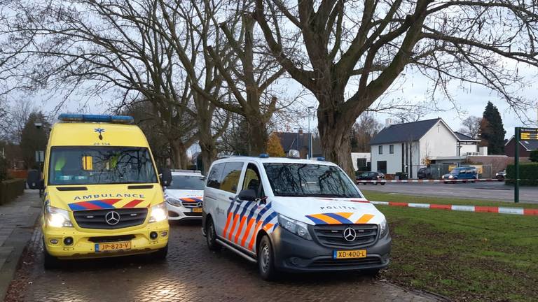 Politie en ambulance rukten uit om de gewonde jongen te helpen. (Foto: Politie Dongen)