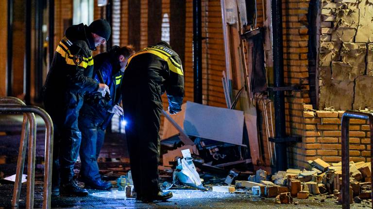 De politie onderzoekt de plofkraak in Breda,. (Foto: Marcel van Dorst/SQ Vision)