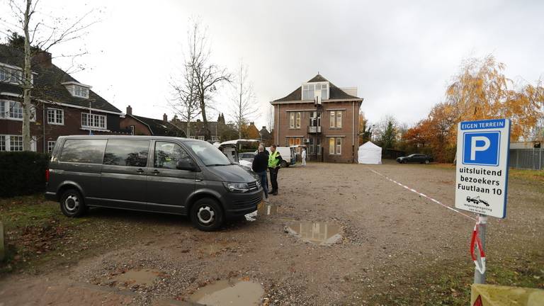 De dode ligt naast het RIEC. (Foto: Dave Hendriks/SQ Vision)