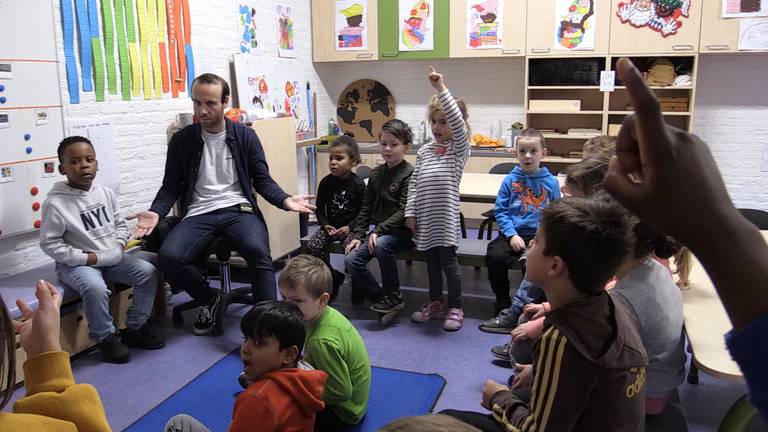 Meneer Maarten geeft les aan zijn kleuters op Basisschool Wandelbos in Tilburg.