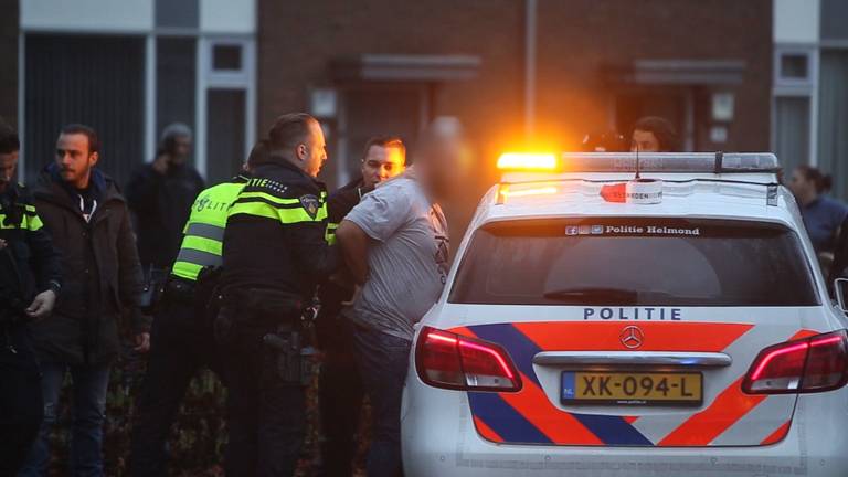 De aangehouden man wordt in de auto gezet (foto: Pim Verkoelen/SQ Vision Mediaprodukties).