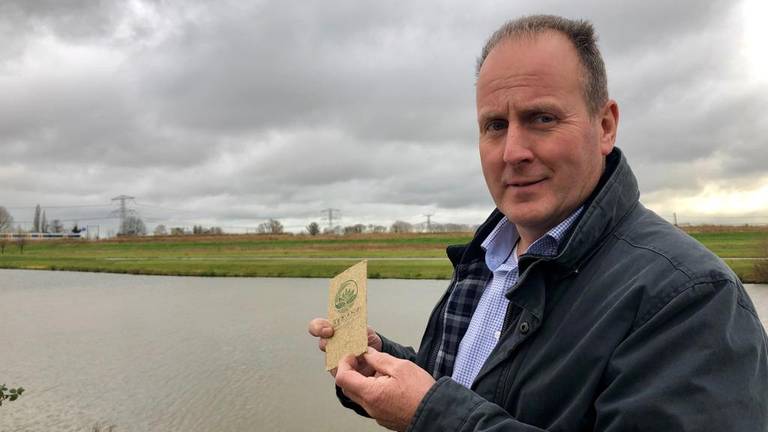 Jan Veerhuis wil met zijn karton van rijstro de rijsboeren helpen. (Foto: Erik Peeters)