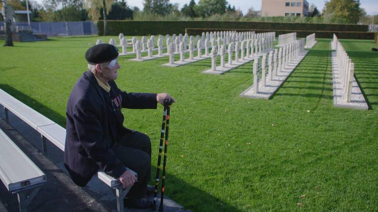 Roman Figiel op het Pools militair ereveld in Breda, waar veel van zijn kameraden liggen begraven.