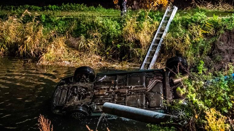 Het is niet bekend hoe de auto in het water kon belanden. (Foto: Rob Engelaar)