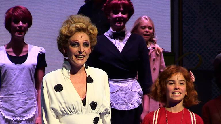 Willemijn Verkaik als Miss Hannigan in de musical Annie. (Foto: Tom van den Oetelaar)