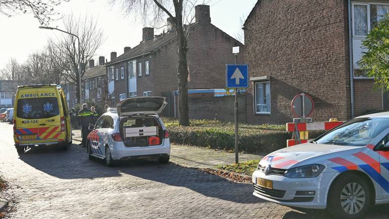 Politie Breda onderzoekt steekpartij in woning. Foto: Tom van der Put