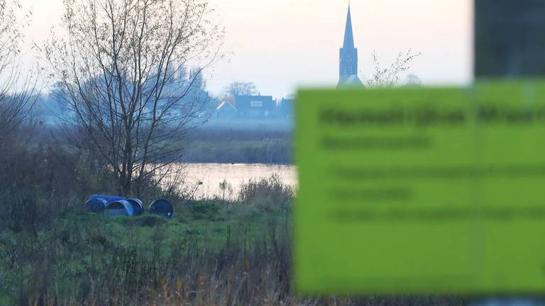 Voorbijganger vindt zes drugsvaten in natuurgebied Hemelrijkse Waard in Teeffelen