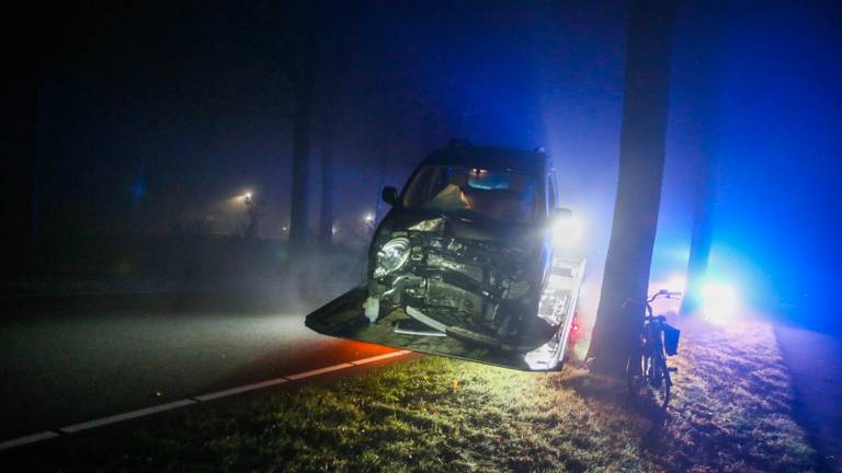 Eén van de auto's die schade opliepen in mistig Bakel (foto: Pim Verkoelen/SQ Vision Mediaprodukties).